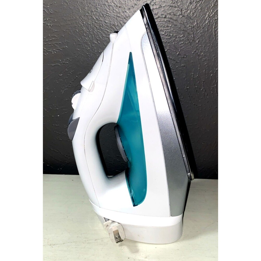 Hamilton Beach Retractable Cord Steam Iron, Stainless Steel Soleplate, 1200W - Picture 4 of 7